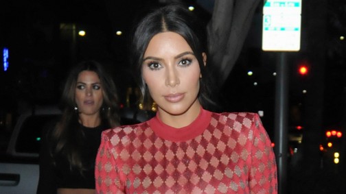 Átlagos lányból Kim Kardashian - ezt csinálja a mindent leszorító bugyi