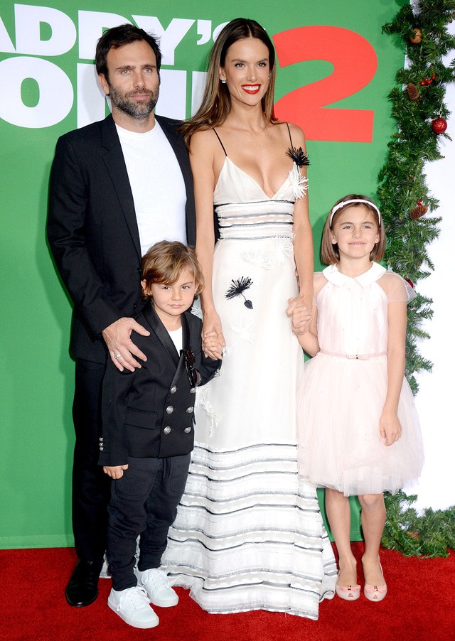 Így cukiskodott családjával Alessandra Ambrosio! Annyira aranyosak!