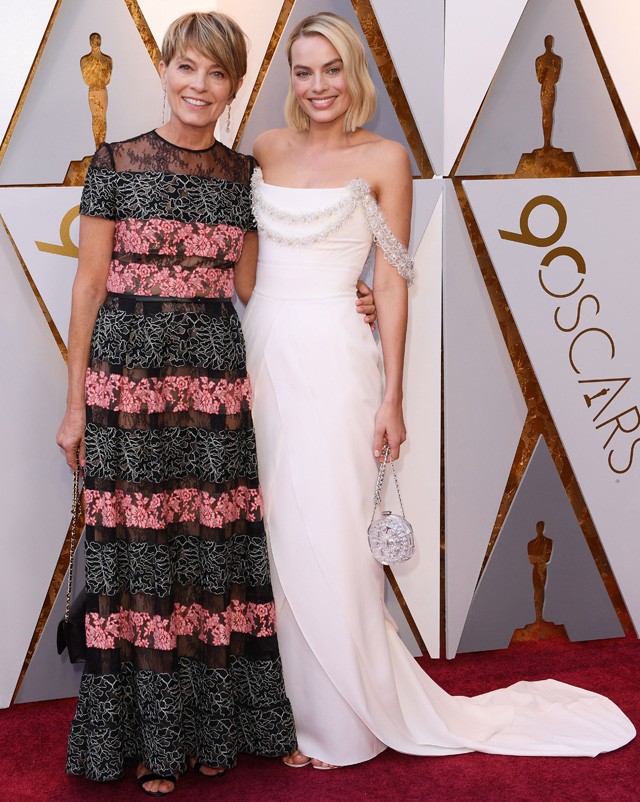 Margot Robbie mamájával a vörös szőnyegen