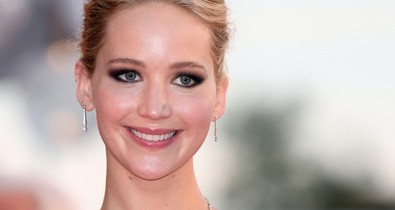 Jennifer Lawrence az elegáns cicivillantás mestere!