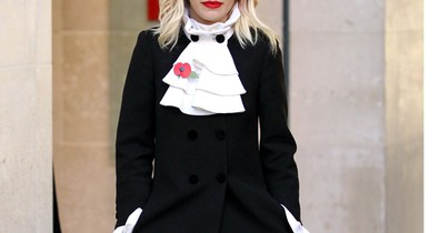 Rita Ora modern rokokó szettben