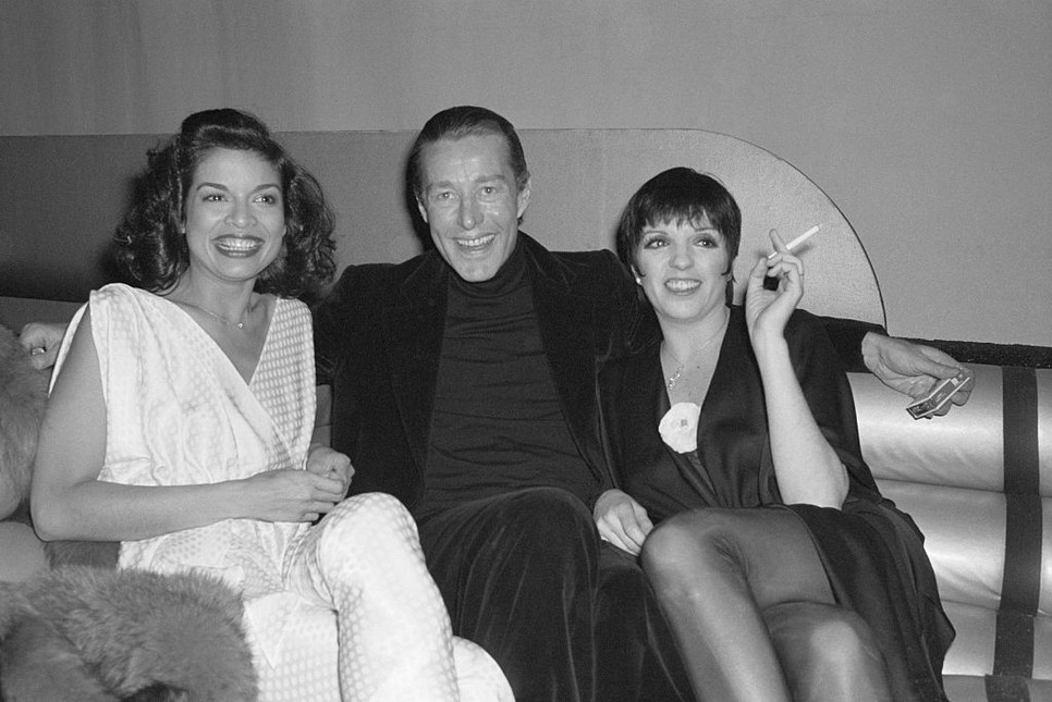 Halston Bianca Jagger és Liza Minelli társaságában