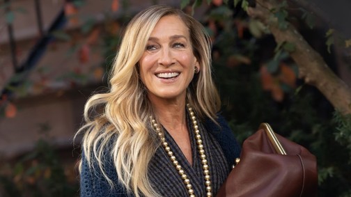 Sarah Jessica Parker meztelenfelsője egyszerre merész és elegáns, még Carrie Bradshaw is megirigyelné
