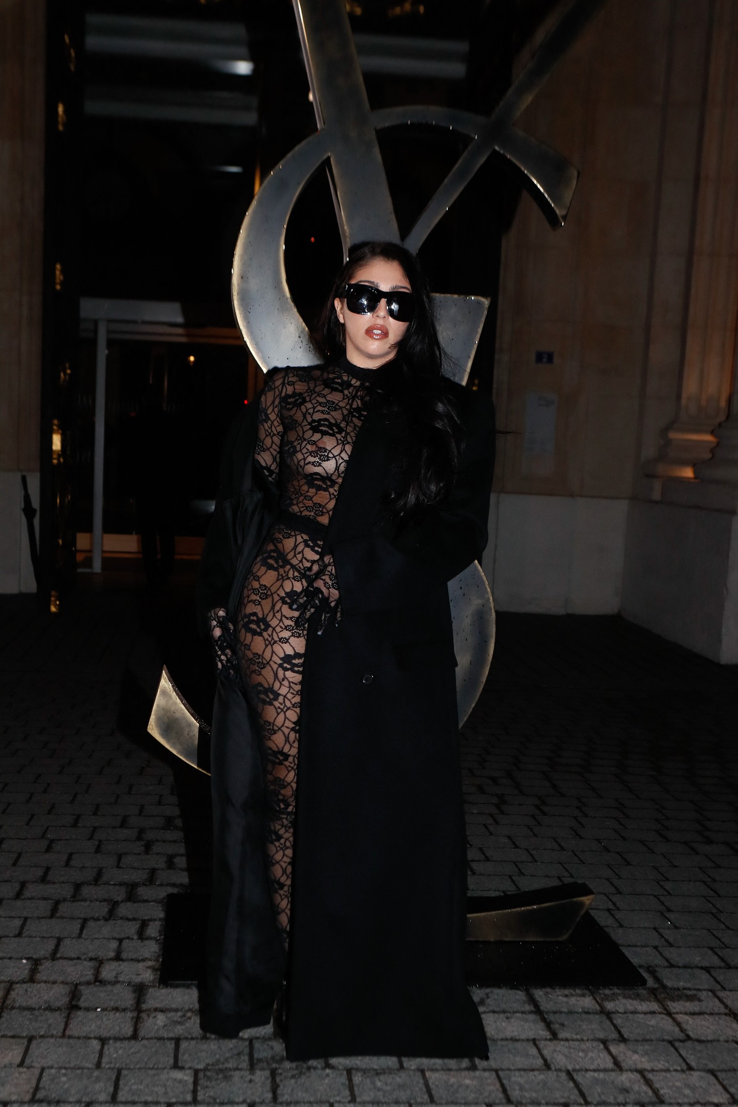 A 2024-es párizsi divathéten úgy döntött, a kényelemre szavaz, és a teljesen áttetsző csipkeoverálja alá melltartót sem vett fel. 