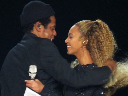 Beyonce és Jay-Z nagyon intim fotókat osztottak meg, meztelenül az ágyban