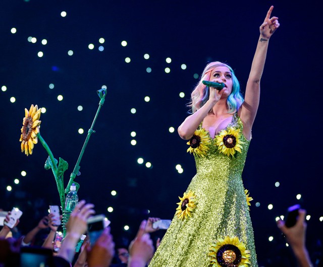 Katy Perry ruhájának nem  örültek a kínai vezetők