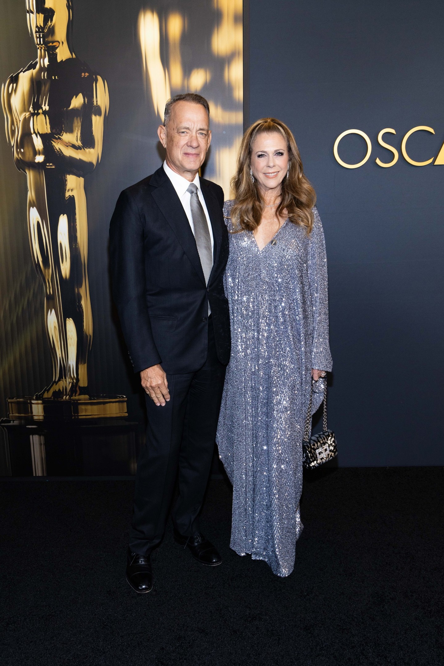 Tom Hanks és Rita Wilson 1988 óta házasok, és több mint három évtizede támogatják egymást. 2020-ban mindketten átestek a koronavírus-fertőzésen, amely komoly megpróbáltatást jelentett számukra. Hanks szerint a kapcsolatuk kulcsa a kölcsönös tisztelet és humor, amely a legnehezebb időszakokon is átsegíti őket.