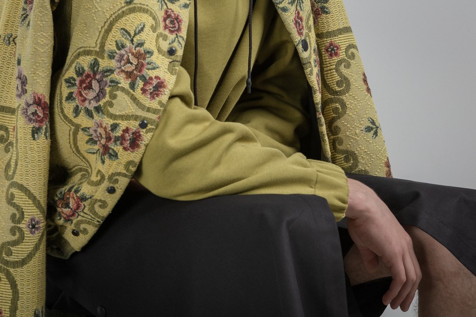 A kapucnis kabát anyagát körülbelül 80 évvel ezelőtt gyártották Magyarországon, és eredetileg gobelinre használták. .Ez a ruhadarab a REMADE limitált, egyedi ruhadarabokból álló termékcsaládból származik. Minden REMADE darab egyedi, és nemcsak a dizájn, hanem a fenntarthatóság szempontjából is erős állásfogalalást képvisel.