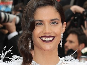 Sara Sampaio ruhájában csirkének éreznénk magunkat, viszont rajta tökéletesen áll!