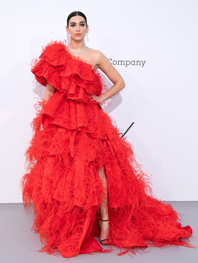 Ilyen habos-babos ruhában még nem láttad Dua Lipát