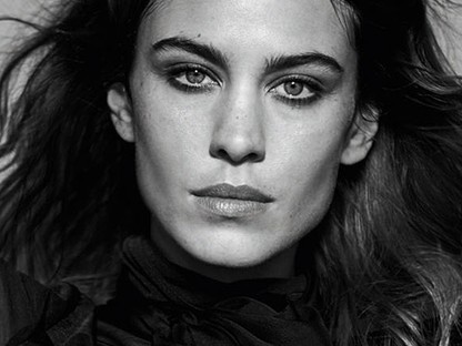 Alexa Chung elbűvölően gyönyörű a Douglas új kampányában