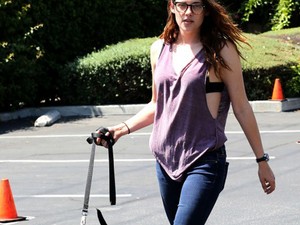 Kristen Stewart fekete melltartót mutatott kutyasétáltatás közben