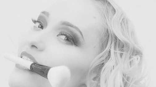 Csodálatos történet! Kéz nélkül lett sminkmester!