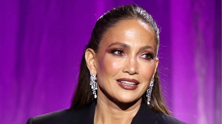 Jennifer Lopez merész szettben lépett színpadra