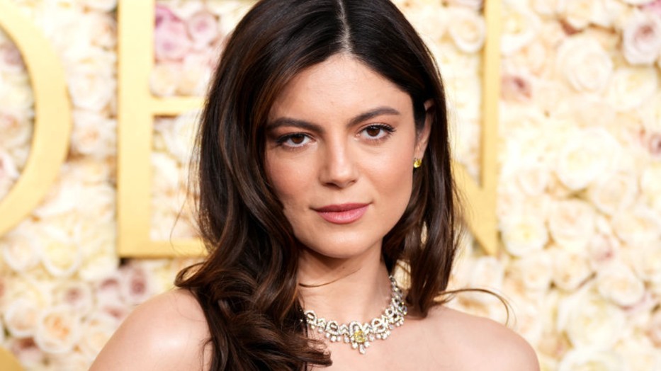 Monica Barbaro 2025-ös Golden Globe-on viselt Dior ruháján 1100 órán át dolgoztak