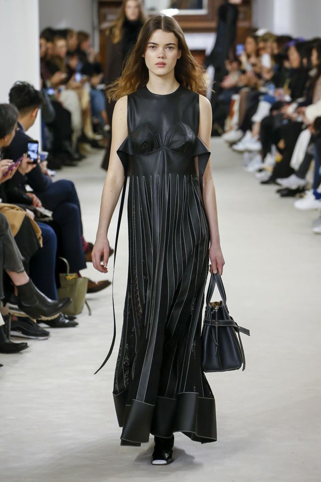 Az új trend a melltartót a ruhádon kívül hordani