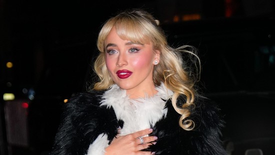 Meztelenruhát villantott Sabrina Carpenter, egyszerűen mesésen fest az énekesnő