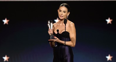 Demi Moore szürreálisan gyönyörű meztelenruhában vette át a Critics Choice Awards díjat