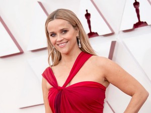 Reese Witherspoon a vörös szőnyegek csodája, amivel újra és újra megajándékoznak bennünket