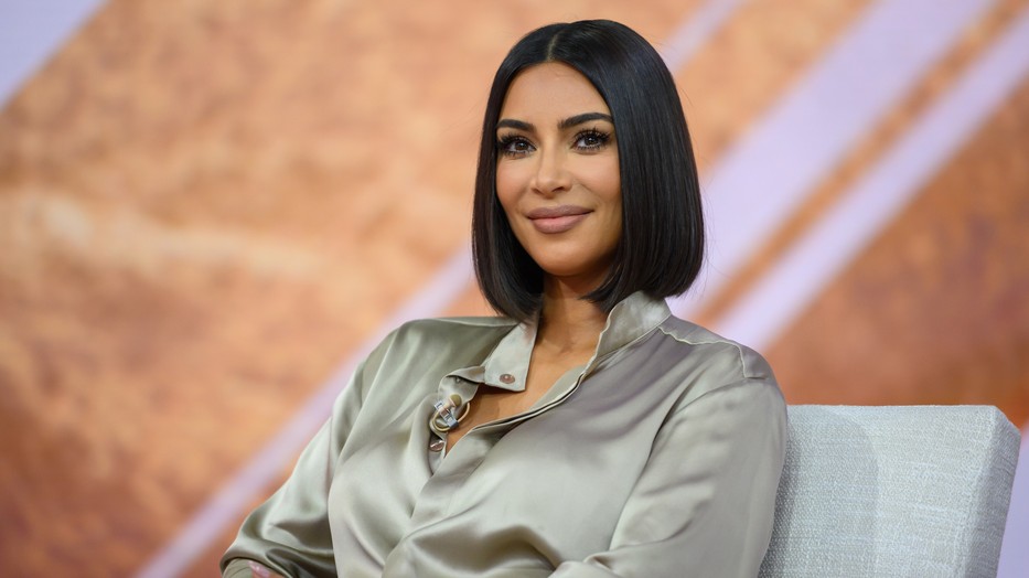 Kim Kardashian bemutatja a tengerparti kiegészítőt, amiről fogalmunk sem volt, hogy kell