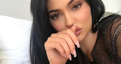 Kylie Jenner takargatja pocakját az emberek pedig széttrollkodták érte!