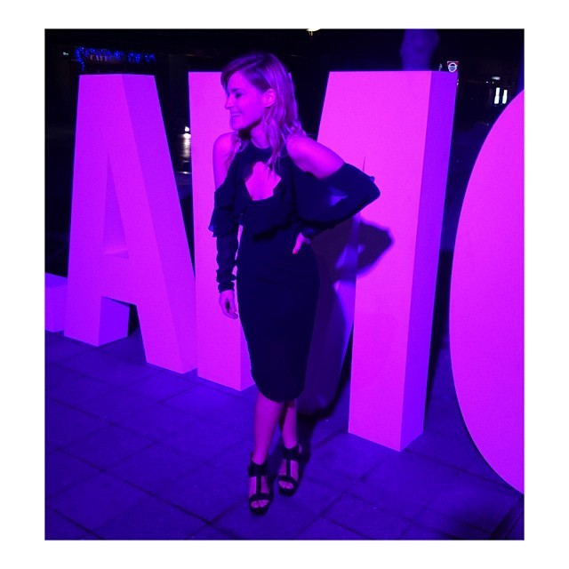 A sztárok szép sorjában érkeztek a helyszínre már fél 9-től. Itt van a csodás Odett Sármán Nóra ruhájában.