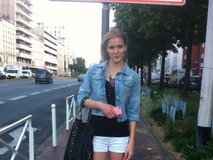 Ebben sétálgat Sára Párizsban