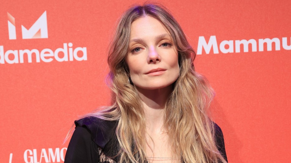 Mihalik Enikő félmeztelenül pózol legújabb fotósorozatán