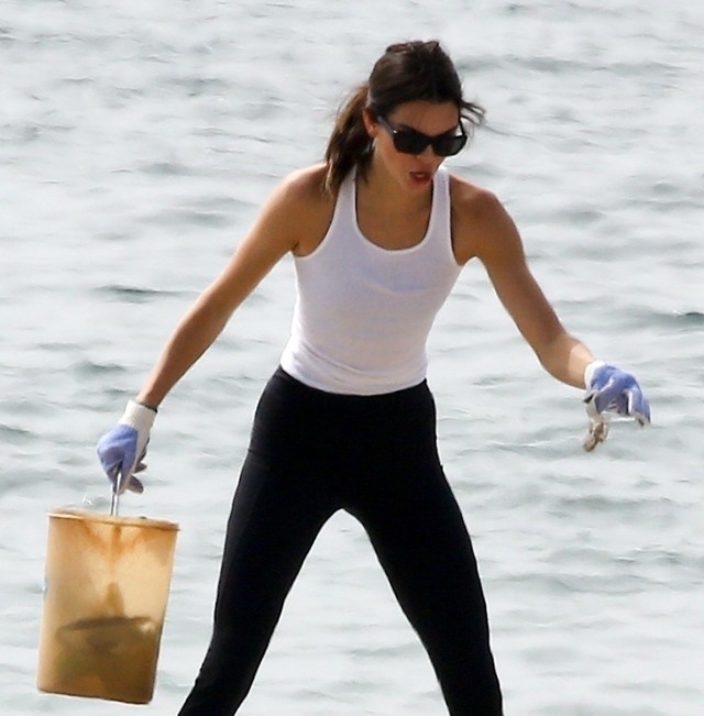 Kendall Jenner szemetet szed a tengerparton