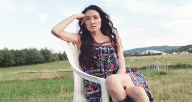 A Tomcsányi divatmárka és Eged Enikő közös kapszulakollekciója a slow living és népi motívumok jegyében