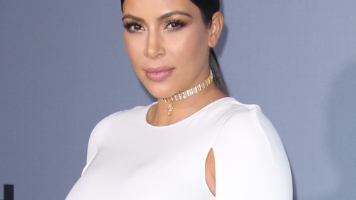 Húha, Mi történt Kim Kardashian arcával szülés után??