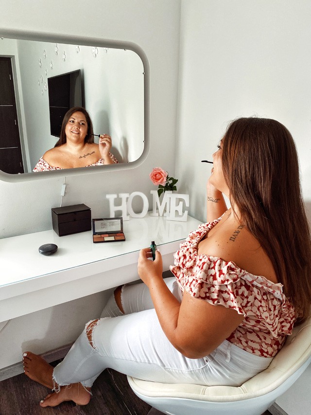 Kovács Dzsenifer egy fürdőruhát vett a farmerhez, és tökéletes kombináció jött létre