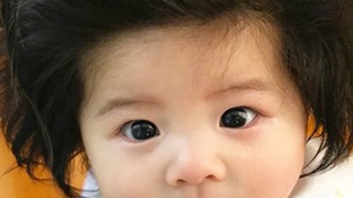 Ennek a 6 hónapos kisbabának szebb haja van, mint az emberek 99 százalékának