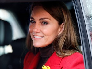 Katalin hercegné a ruhájával üzent: ezért viselt álomszép piros kabátot Vilmos herceg felesége