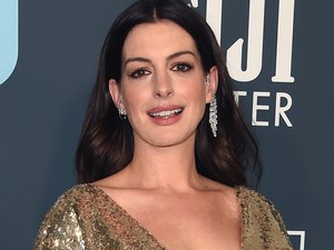 Anne Hathaway olyan merész dekoltázst villantott, mint még soha