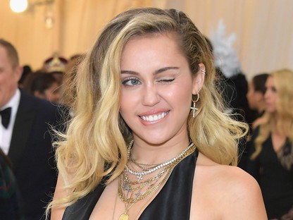 Miley Cyrus rendesen kipakolta a testét, de halálunalmas ruhában érkezett a Met gálára