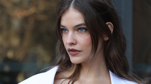 Palvin Barbara extra mini szoknyában és combfixben hódított, hatalmas feltűnést keltett a párizsi divathéten
