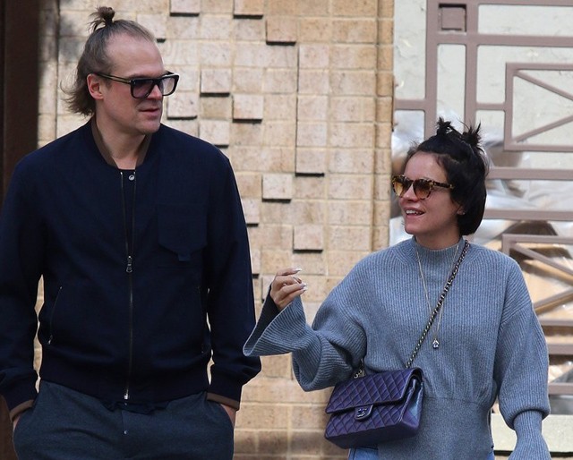 David Harbour és Lily Allen