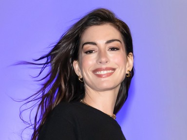 Anne Hathaway levágatta a haját, zseniálisan áll neki az új frizurája