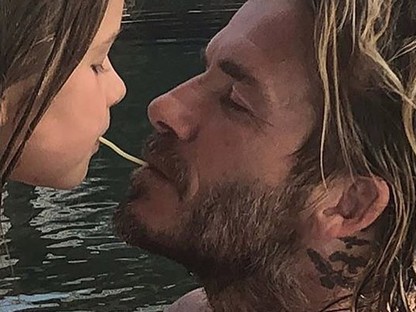 Imádni fogod, ahogy a kis Harper Beckham kisminkelte a szüleit! 