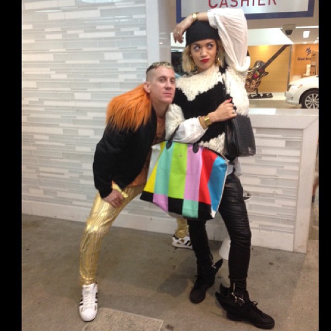 Jeremy Scott és Rita Ora együtt bohóckodnak.