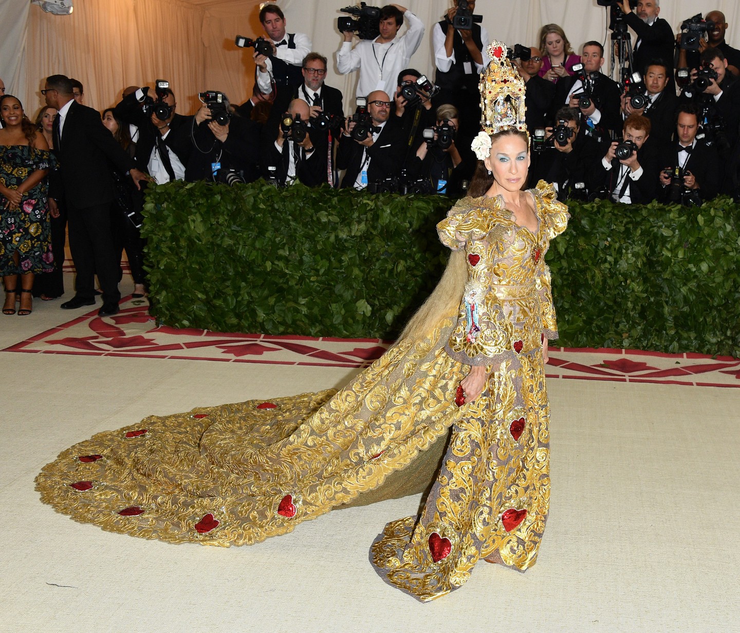 A 2018-as gála témája „Heavenly Bodies: Fashion and the Catholic Imagination” volt, amely a vallásos (elsősorban katolikus) motívumokat ünnepelte a divatban. Sarah Jessica Parker egy díszes, templomdísz-szerű fejdíszt viselt, amely Szűz Máriát ábrázolta