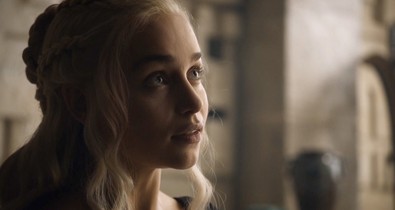 Emilia Clarke a Sárkányok házában? Egyszerre imádjuk és utáljuk ezt a videót