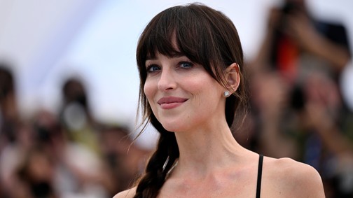 Dakota Johnson bosszúruhájából csak úgy árad a meztelenség: átlátszó kreációjában hatalmas feltűnést keltett