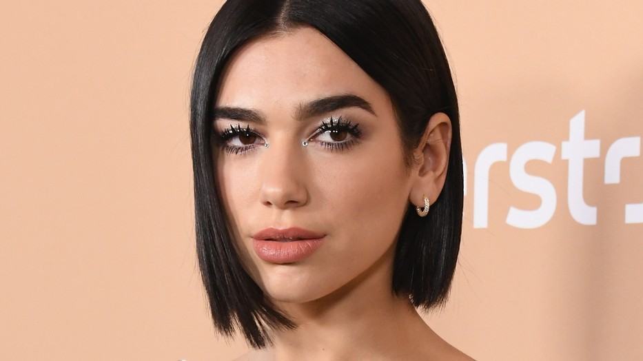 Dua Lipa őrületesen vagány hosszú, platinaszőke hajjal