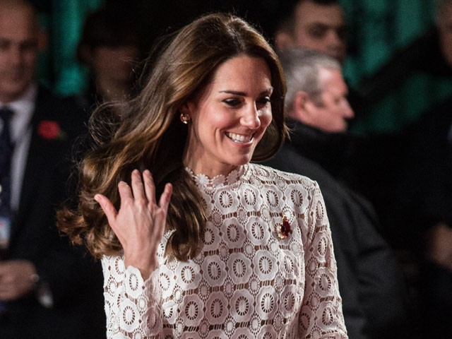 kate middleton, villantás, lábvillantás, filmpremier, self portrait