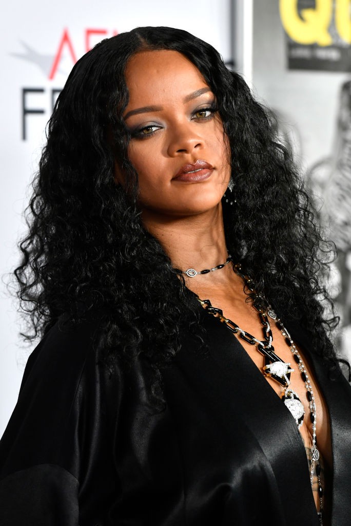 Rihanna hosszú, természetes göndör fürtökkel jelent meg 2019-ben egy hollywoodi rendezvényen