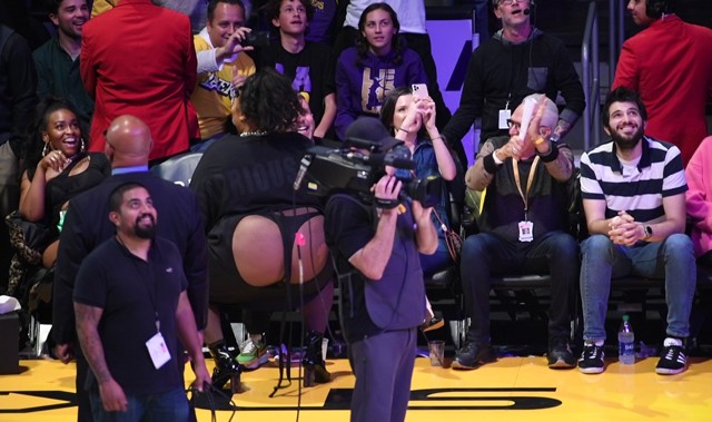 Olyan merész szettben ment Lizzo a Lakers kosármeccsére, hogy ki akarják tiltani