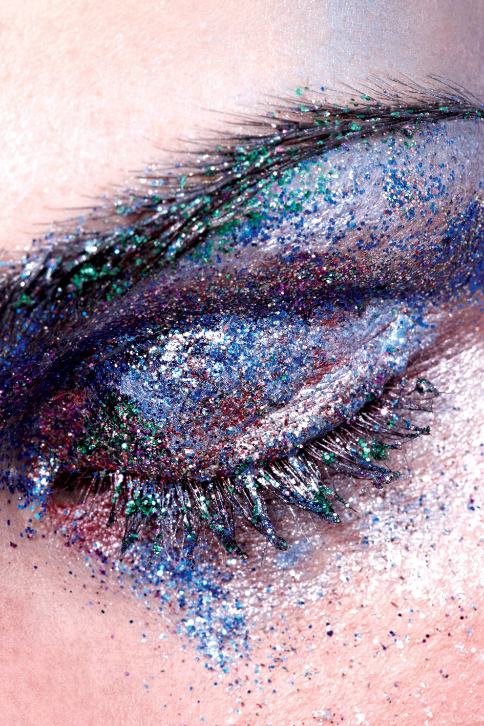 Egyetlen sminklemosást követően is több mint ezer csillámrészecske kerül a vizekbe vagy a termőföldekre, melyek szépen lassan felgyülemlenek és évszázadokon át szennyezik a környezetet.