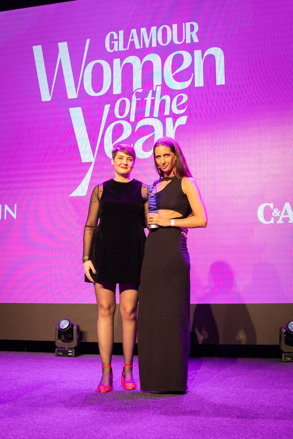 Kerényi Virág lett 2024-ben Az év divattervezője kategória győztese, akinek a Perwoll Brand managere, Szirmák-Szabó Viktória adta át a díjat